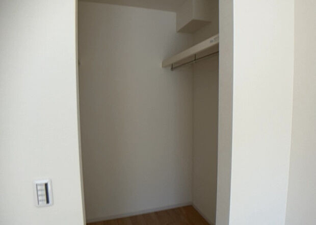 【ウォークインクローゼット】ウォークインクローゼットがあれば、クローゼット内でコーディネートが完成できますし、季節の変わり目に行う衣替えの手間も省けます。また、スーツケースなど大きいものもしまうことができ使い勝手がよいです。