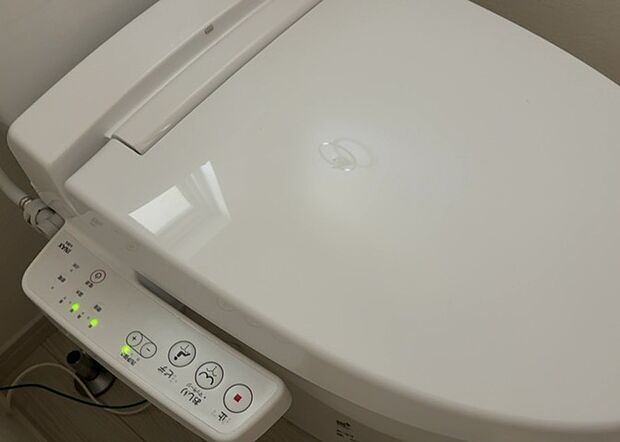 【ウォシュレット(リモコン)】ウォシュレットは、衛生面だけでなく、快適性も向上させる便利な設備です。洗浄機能の種類や水温調節機能など、様々な機能が付いたものが多くあります。リモコンも、操作が簡単で、使いやすいものを選びましょう。
