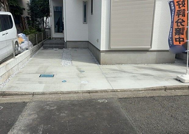 【駐車場】駐車場と明記されていても、最小スペースでつくられた駐車場だと大型車は駐車できなかったり、出入りしにくくなったりする可能性があります。お車のサイズと購入したい物件の駐車場のサイズを現地で確認しましょう。