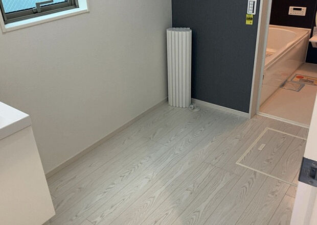 【脱衣場】多くの戸建て住宅で見かける洗面脱衣所は、洗面台と洗濯機が2畳ほどのスペースに並べられていて、洗面所が脱衣所を兼ね備えている間取りが一般的です。お客様が利用することもある、パブリックな空間でもあります。