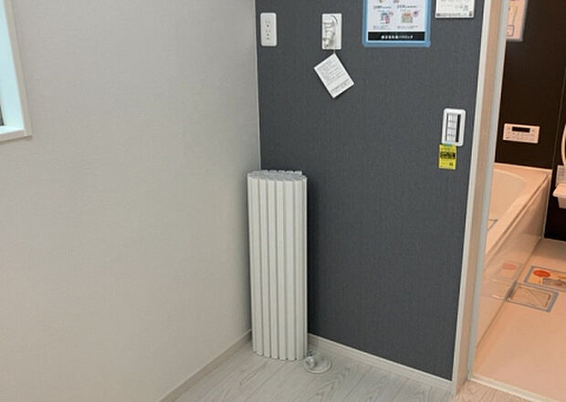 【ランドリースペース】ランドリースペースも気になります。洗濯機置場があり「洗う、干す、取り込む、アイロンがけ、たたむ」など、洗濯に関する家事をするための空間です。広さや収納など付帯設備も含めて、詳細は現地でご確認ください。