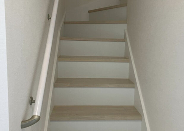 【内装】建物の上下階の通路である階段は、その位置によって動線や室内の印象が大きく左右されます。手摺にも重要な役割があり、転倒の防止・歩行や動作を円滑にして日常生活を支えることを主な目的として設置されています。