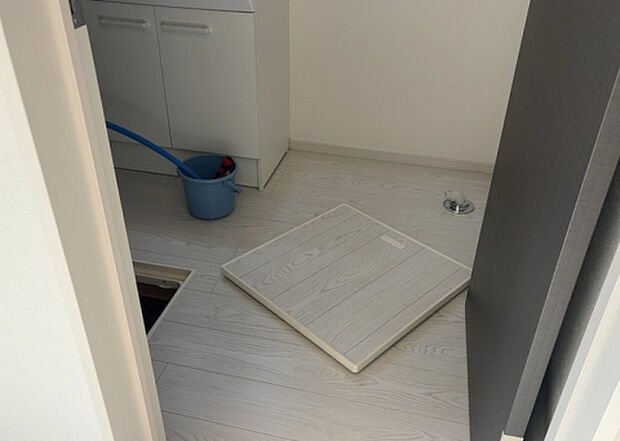 【脱衣場】多くの戸建て住宅で見かける洗面脱衣所は、洗面台と洗濯機が2畳ほどのスペースに並べられていて、洗面所が脱衣所を兼ね備えている間取りが一般的です。お客様が利用することもある、パブリックな空間でもあります。