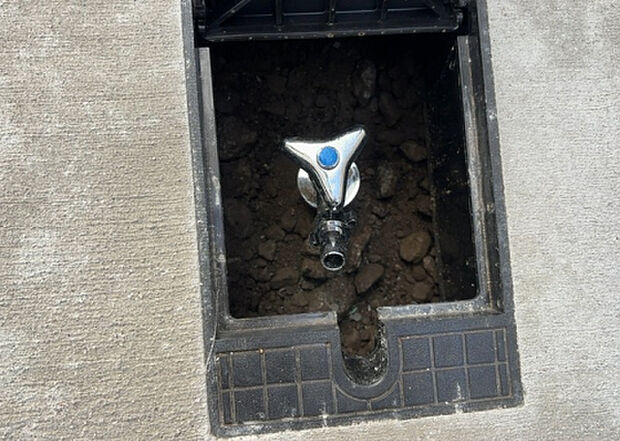 【その他設備】敷地内には、散水栓や立水栓があります。水道水を直接利用できるため、水を運ぶ手間を省くことが出来ます。大量の水を必要とする洗車作業や清掃などに役立ちます。その他設備とあわせて、現地でご確認ください。