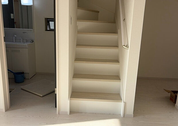 【内装】建物の上下階の通路である階段は、その位置によって動線や室内の印象が大きく左右されます。手摺にも重要な役割があり、転倒の防止・歩行や動作を円滑にして日常生活を支えることを主な目的として設置されています。