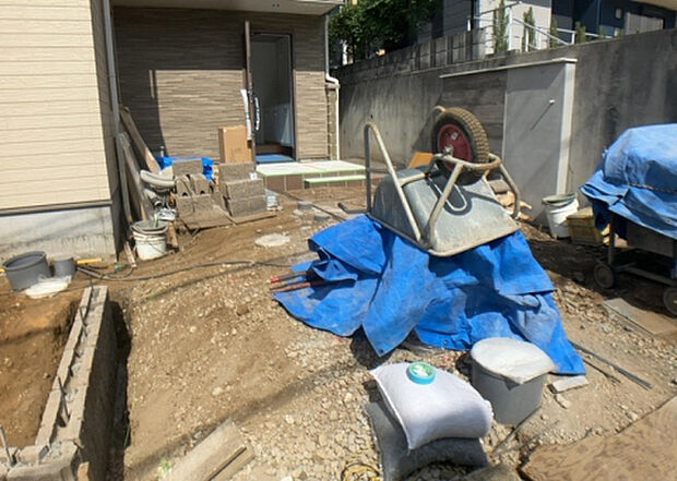 【駐車場】駐車場と明記されていても、最小スペースでつくられた駐車場だと大型車は駐車できなかったり、出入りしにくくなったりする可能性があります。お車のサイズと購入したい物件の駐車場のサイズを現地で確認しましょう。