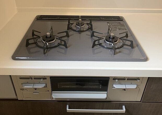 【キッチンコンロ】キッチンコンロは、料理の質を大きく左右する重要な設備です。火力調整のしやすさ、グリル機能の有無、安全装置の充実度など、選ぶポイントがたくさんあります。特に、IHクッキングヒーターは、お手入れのしやすさや安全性が高く、近年人気が高まっています。