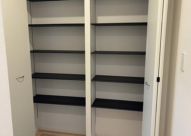 【玄関収納】玄関収納は、靴や傘、コートなどをスッキリと収納できるだけでなく、来客時に見せる顔となるため、家の顔とも言えます。収納量だけでなく、デザイン性も重視したいところです。ミラー付きの収納であれば、外出前の身だしなみチェックにも便利です。