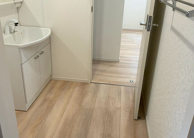 【脱衣場】多くの戸建て住宅で見かける洗面脱衣所は、洗面台と洗濯機が2畳ほどのスペースに並べられていて、洗面所が脱衣所を兼ね備えている間取りが一般的です。お客様が利用することもある、パブリックな空間でもあります。