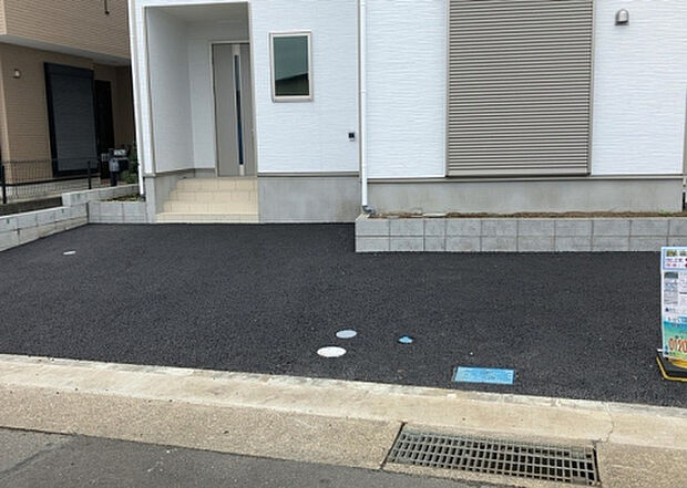 【駐車場】駐車場と明記されていても、最小スペースでつくられた駐車場だと大型車は駐車できなかったり、出入りしにくくなったりする可能性があります。お車のサイズと購入したい物件の駐車場のサイズを現地で確認しましょう。