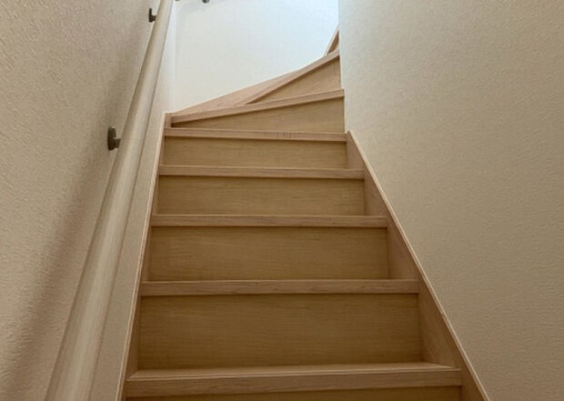 【内装】建物の上下階の通路である階段は、その位置によって動線や室内の印象が大きく左右されます。手摺にも重要な役割があり、転倒の防止・歩行や動作を円滑にして日常生活を支えることを主な目的として設置されています。