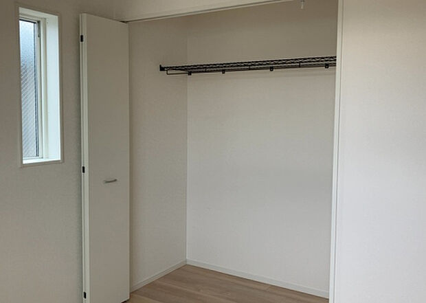 【ウォークインクローゼット】ウォークインクローゼットがあれば、クローゼット内でコーディネートが完成できますし、季節の変わり目に行う衣替えの手間も省けます。また、スーツケースなど大きいものもしまうことができ使い勝手がよいです。