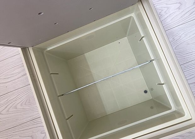 【キッチン床下収納】キッチン床下収納は、調理器具や食器などをスッキリと収納できる便利なスペースです。収納量が多いもの、引き出しがスムーズに開閉するものなど、使い勝手の良いものを選ぶことが大切です。また、湿気がこもりやすい場所なので、通気性の良いものを選ぶこともおすすめです。