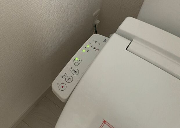 【ウォシュレット（リモコン）】ウォシュレットは、衛生面だけでなく、快適性も向上させる便利な設備です。洗浄機能の種類や水温調節機能など、様々な機能が付いたものが多くあります。リモコンも、操作が簡単で、使いやすいものを選びましょう。
