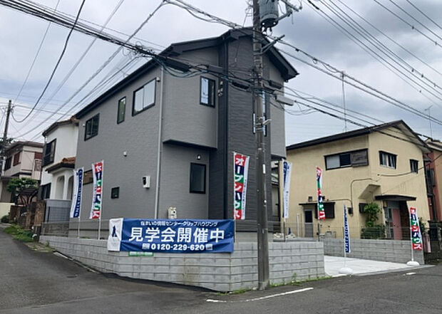 【前面道路含む現地写真_2】お持ちの車種によっては前面道路が広い方が便利でしょう。しかし、前面道路が広ければその分交通量が多くなるため、騒音などが気になる場合があります。実際に現地を見学し、周辺交通量や騒音などを確認しましょう！
