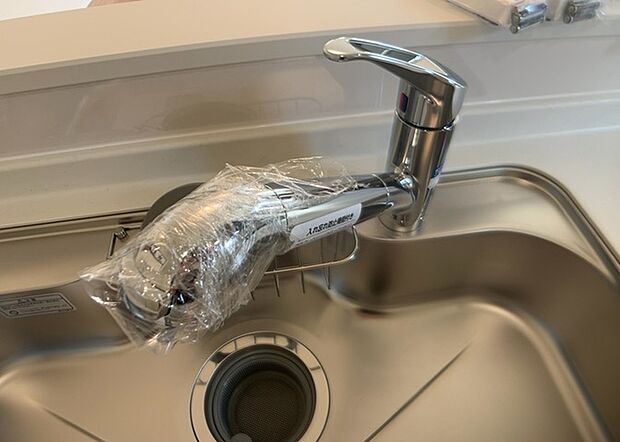 【キッチン水栓】キッチン水栓は、毎日必ず使うものだからこそ、使いやすさが重要です。シャワーヘッドの切り替えがスムーズか、吐水量が調節できるか、水しぶきが飛び散りにくい構造か、浄水機能が付いているかなど、日々の家事を快適にするための機能が数多くあります。また、デザインも多種多様なので、キッチン全体の雰囲気に合わせたものを選ぶことができます。