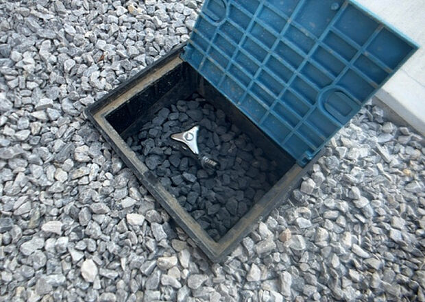 【その他設備】敷地内には、散水栓や立水栓があります。水道水を直接利用できるため、水を運ぶ手間を省くことが出来ます。大量の水を必要とする洗車作業や清掃などに役立ちます。その他設備とあわせて、現地でご確認ください。