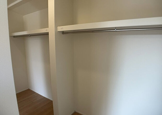 【ウォークインクローゼット】ウォークインクローゼットがあれば、クローゼット内でコーディネートが完成できますし、季節の変わり目に行う衣替えの手間も省けます。また、スーツケースなど大きいものもしまうことができ使い勝手がよいです。