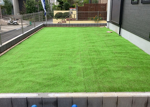 【庭】庭があることでガーデニングや家庭菜園はもちろん、こどもの遊び場やペットを放して遊ぶことができます。また、家の周囲に余裕があるということです。隣地との間があれば、十分な日当たりと、風通しが確保できます。