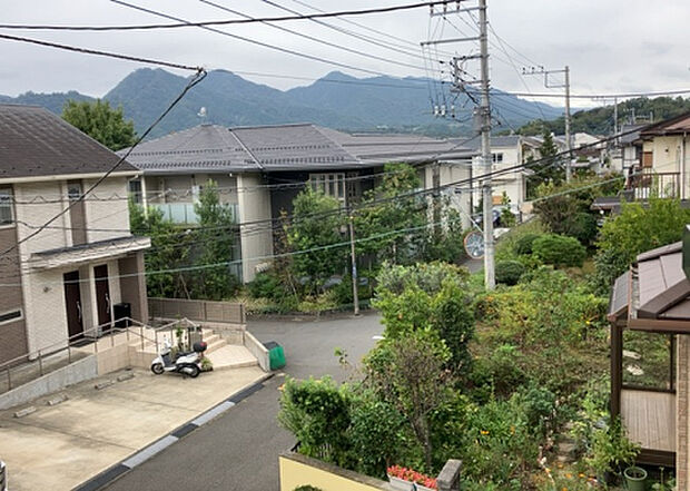 【物件からの展望】眺望を気にして物件を探す場合、前面に建物が建っていないか現地で確認しましょう！前面に建物があると景色はもちろん、日当たりや風通しにも影響が出てきます。住んだ時のことを想像しながら現地見学をしましょう。