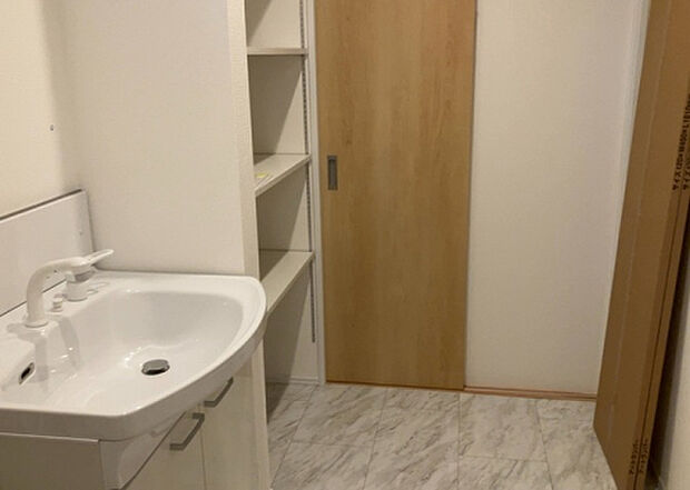 【脱衣場】多くの戸建て住宅で見かける洗面脱衣所は、洗面台と洗濯機が2畳ほどのスペースに並べられていて、洗面所が脱衣所を兼ね備えている間取りが一般的です。お客様が利用することもある、パブリックな空間でもあります。