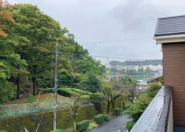 【物件からの展望】眺望を気にして物件を探す場合、前面に建物が建っていないか現地で確認しましょう！前面に建物があると景色はもちろん、日当たりや風通しにも影響が出てきます。住んだ時のことを想像しながら現地見学をしましょう。