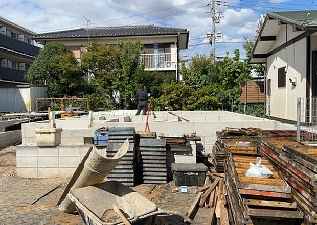 【外観_3】現地に行くなら、物件の周囲の地形がどうなっているかを見ることも大切です。周辺より低くなっている土地では、大雨などで水が集まりやすいため、地盤が弱くなっているということも考えられるため、注意が必要です。