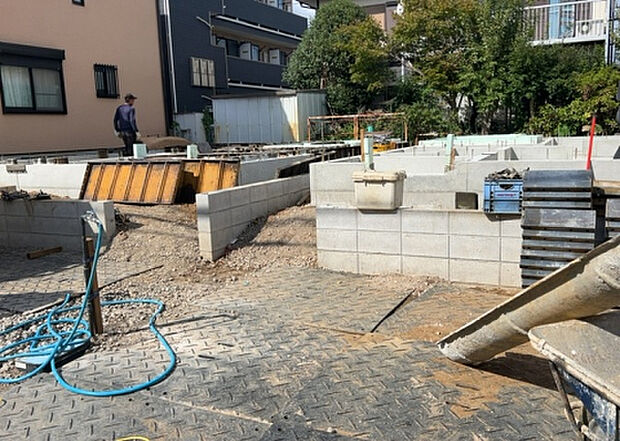 【玄関】玄関は家の顔でもあり、家族以外の目にも止まる場所です。玄関は外との間を仕切る扉、靴などをしまっておく収納スペース、靴脱ぎのたたきスペース、来客とのやり取りをするドアホンなど複数のアイテムからなります。