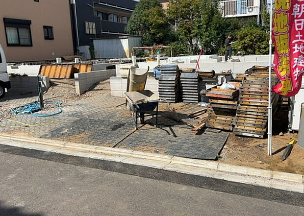 【駐車場_2】駐車場と明記されていても、最小スペースでつくられた駐車場だと大型車は駐車できなかったり、出入りしにくくなったりする可能性があります。お車のサイズと購入したい物件の駐車場のサイズを現地で確認しましょう。