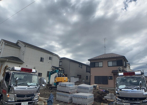 【外観_3】現地に行くなら、物件の周囲の地形がどうなっているかを見ることも大切です。周辺より低くなっている土地では、大雨などで水が集まりやすいため、地盤が弱くなっているということも考えられるため、注意が必要です。