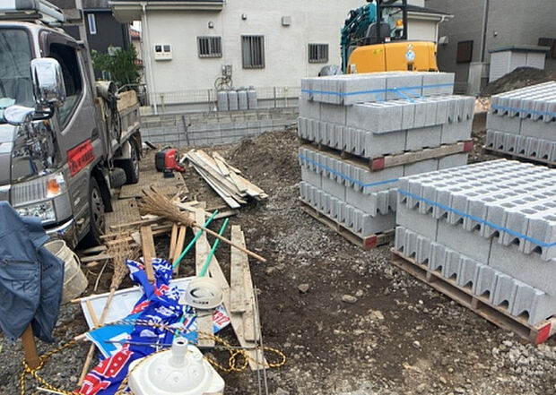 【その他設備】敷地内には、散水栓や立水栓があります。水道水を直接利用できるため、水を運ぶ手間を省くことが出来ます。大量の水を必要とする洗車作業や清掃などに役立ちます。その他設備とあわせて、現地でご確認ください。