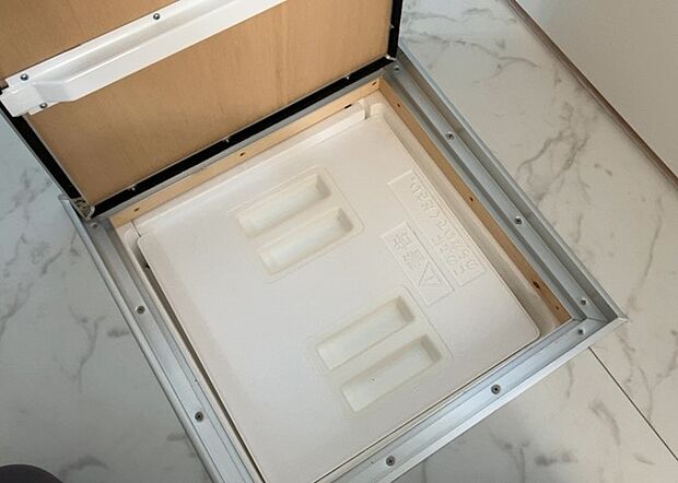 【キッチン床下収納】キッチン床下収納は、調理器具や食器などをスッキリと収納できる便利なスペースです。収納量が多いもの、引き出しがスムーズに開閉するものなど、使い勝手の良いものを選ぶことが大切です。また、湿気がこもりやすい場所なので、通気性の良いものを選ぶこともおすすめです。