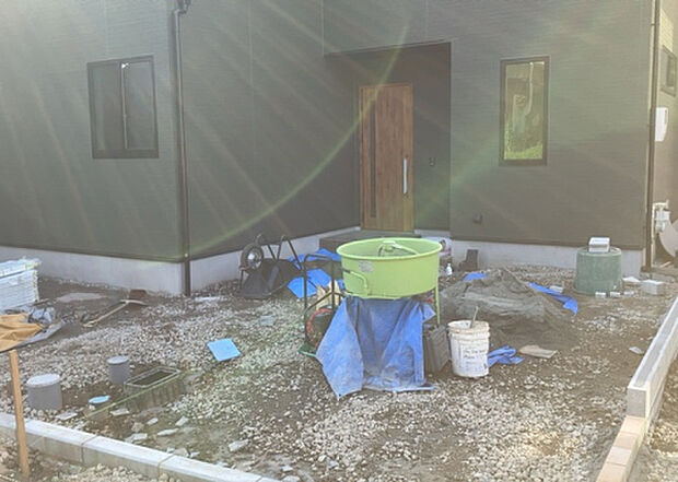 【駐車場】駐車場と明記されていても、最小スペースでつくられた駐車場だと大型車は駐車できなかったり、出入りしにくくなったりする可能性があります。お車のサイズと購入したい物件の駐車場のサイズを現地で確認しましょう。