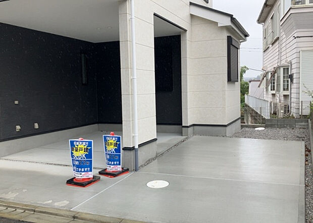 【駐車場】駐車場と明記されていても、最小スペースでつくられた駐車場だと大型車は駐車できなかったり、出入りしにくくなったりする可能性があります。お車のサイズと購入したい物件の駐車場のサイズを現地で確認しましょう。