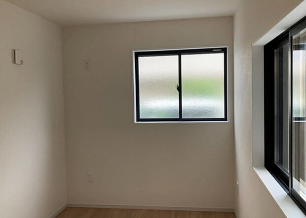 【洋室】洋室のメリットは重い家具が置きやすく、身の回りが整理しやすいことです。 床がフローリングのため畳とは異なり凹みにくいです。 クローゼットなど収納が豊富で、普段使わない旅行カバンや服の整頓も簡単にです。