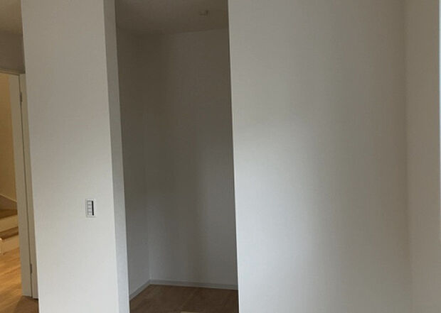 【ウォークインクローゼット】ウォークインクローゼットがあれば、クローゼット内でコーディネートが完成できますし、季節の変わり目に行う衣替えの手間も省けます。また、スーツケースなど大きいものもしまうことができ使い勝手がよいです。