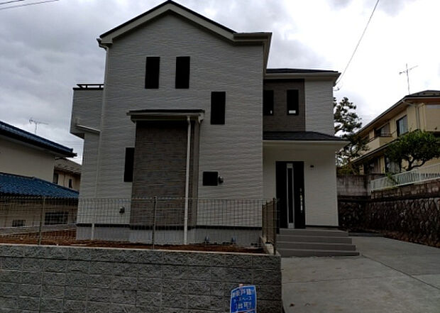 【前面道路含む現地写真_2】お持ちの車種によっては前面道路が広い方が便利でしょう。しかし、前面道路が広ければその分交通量が多くなるため、騒音などが気になる場合があります。実際に現地を見学し、周辺交通量や騒音などを確認しましょう！