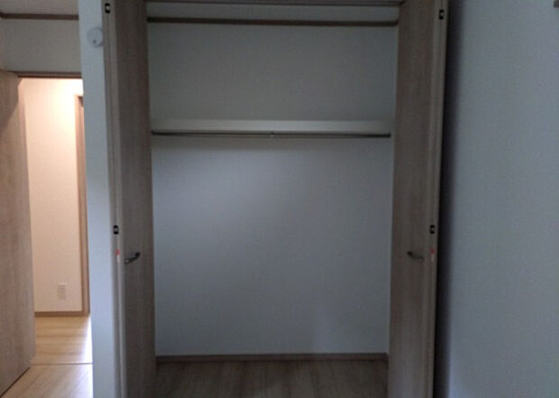 【ウォークインクローゼット】ウォークインクローゼットがあれば、クローゼット内でコーディネートが完成できますし、季節の変わり目に行う衣替えの手間も省けます。また、スーツケースなど大きいものもしまうことができ使い勝手がよいです。