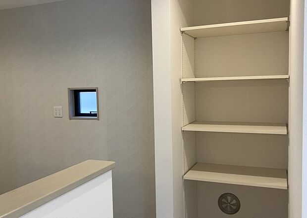 【キッチン床下収納】キッチン床下収納は、調理器具や食器などをスッキリと収納できる便利なスペースです。収納量が多いもの、引き出しがスムーズに開閉するものなど、使い勝手の良いものを選ぶことが大切です。また、湿気がこもりやすい場所なので、通気性の良いものを選ぶこともおすすめです。