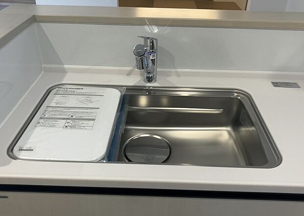 【キッチン水栓】キッチン水栓は、毎日必ず使うものだからこそ、使いやすさが重要です。シャワーヘッドの切り替えがスムーズか、吐水量が調節できるか、水しぶきが飛び散りにくい構造か、浄水機能が付いているかなど、日々の家事を快適にするための機能が数多くあります。また、デザインも多種多様なので、キッチン全体の雰囲気に合わせたものを選ぶことができます。