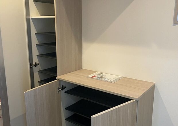 【玄関収納】玄関収納は、靴や傘、コートなどをスッキリと収納できるだけでなく、来客時に見せる顔となるため、家の顔とも言えます。収納量だけでなく、デザイン性も重視したいところです。ミラー付きの収納であれば、外出前の身だしなみチェックにも便利です。