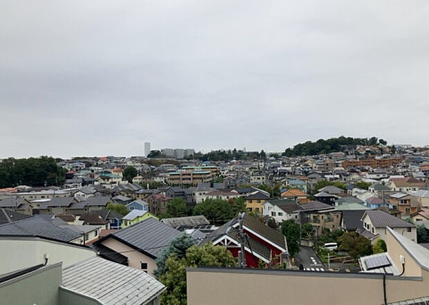 【物件からの展望】眺望を気にして物件を探す場合、前面に建物が建っていないか現地で確認しましょう！前面に建物があると景色はもちろん、日当たりや風通しにも影響が出てきます。住んだ時のことを想像しながら現地見学をしましょう。
