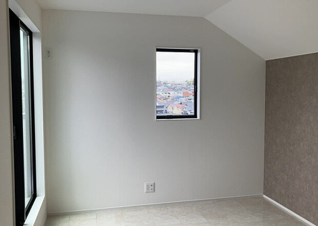 【洋室】洋室のメリットは重い家具が置きやすく、身の回りが整理しやすいことです。 床がフローリングのため畳とは異なり凹みにくいです。 クローゼットなど収納が豊富で、普段使わない旅行カバンや服の整頓も簡単にです。