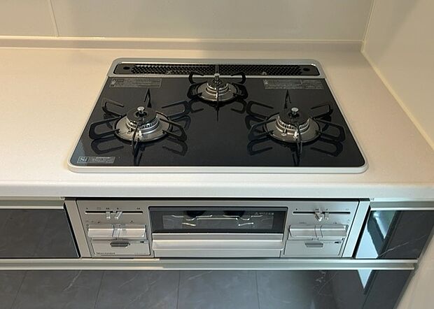 【キッチンコンロ】キッチンコンロは、料理の質を大きく左右する重要な設備です。火力調整のしやすさ、グリル機能の有無、安全装置の充実度など、選ぶポイントがたくさんあります。特に、IHクッキングヒーターは、お手入れのしやすさや安全性が高く、近年人気が高まっています。