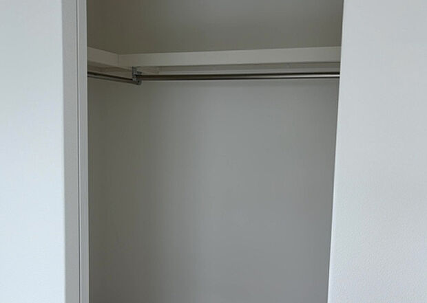 【ウォークインクローゼット】ウォークインクローゼットがあれば、クローゼット内でコーディネートが完成できますし、季節の変わり目に行う衣替えの手間も省けます。また、スーツケースなど大きいものもしまうことができ使い勝手がよいです。