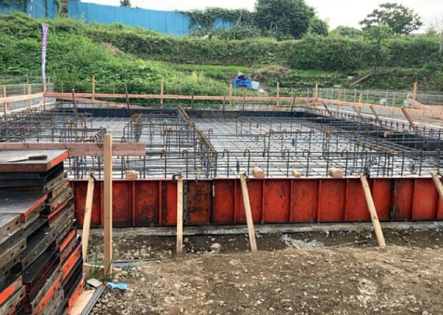 【構造・工法・仕様_2】ベタ基礎とは、柱の位置に関係なく全体に基礎がある事を指し、面積が大きい分建物の重さを全体に分散できます。また、地面からの湿気や害虫を遮断でき、木造住宅で心配されるシロアリ被害を防ぐ効果も期待できます。