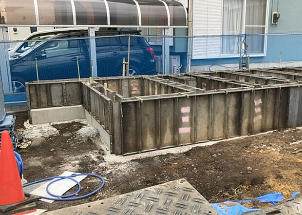 【玄関】玄関は家の顔でもあり、家族以外の目にも止まる場所です。玄関は外との間を仕切る扉、靴などをしまっておく収納スペース、靴脱ぎのたたきスペース、来客とのやり取りをするドアホンなど複数のアイテムからなります。