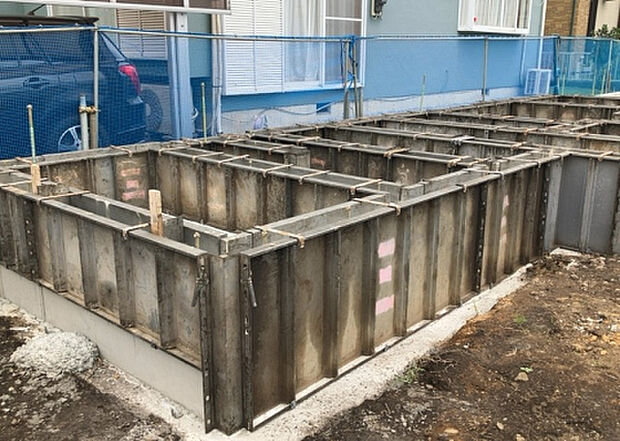 【玄関_2】玄関は、狭すぎると複数人で使いにくく、広すぎても無駄な空間になりがちです。最低2畳を目安にして、家の広さとの兼ね合いや家族の人数を考慮して決めるとよいでしょう。現地を見学して快適な玄関を選びましょう！