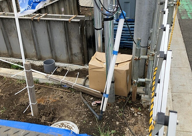 【その他設備】敷地内には、散水栓や立水栓があります。水道水を直接利用できるため、水を運ぶ手間を省くことが出来ます。大量の水を必要とする洗車作業や清掃などに役立ちます。その他設備とあわせて、現地でご確認ください。
