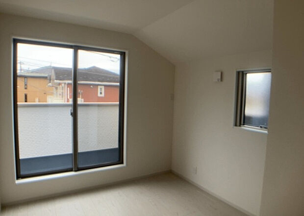 【洋室】洋室のメリットは重い家具が置きやすく、身の回りが整理しやすいことです。 床がフローリングのため畳とは異なり凹みにくいです。 クローゼットなど収納が豊富で、普段使わない旅行カバンや服の整頓も簡単にです。